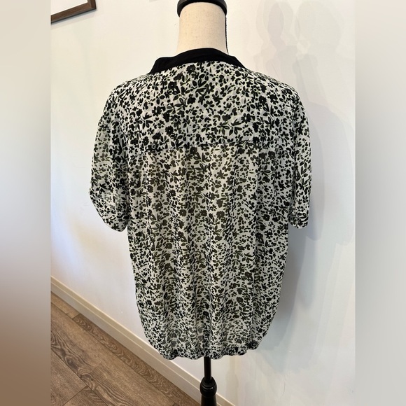 Torrid floral blouse top black white/cream and yellow SZ 1 buttons EUC - Picture 4 of 7